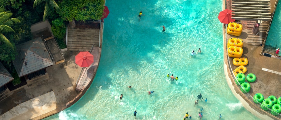 Vue de dessus du parc aquatique avec de nombreux voyageurs dans une piscine