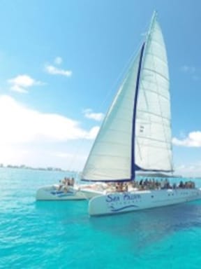 Tour en catamarán por Isla Mujeres con almuerzo y barra libre
