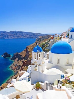 Romantic getaways in Santorini