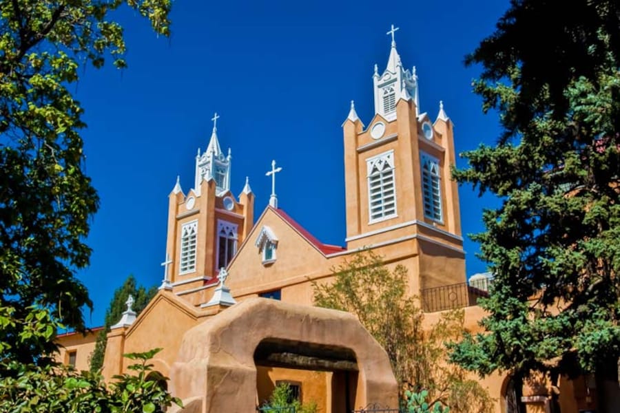 Hotels with Outdoor Pools in Albuquerque