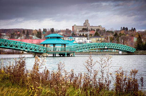 Hotels with outdoor pools in Moncton