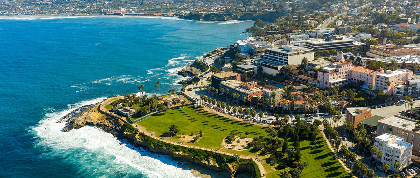 A river surrounded of cherry blossoms trees