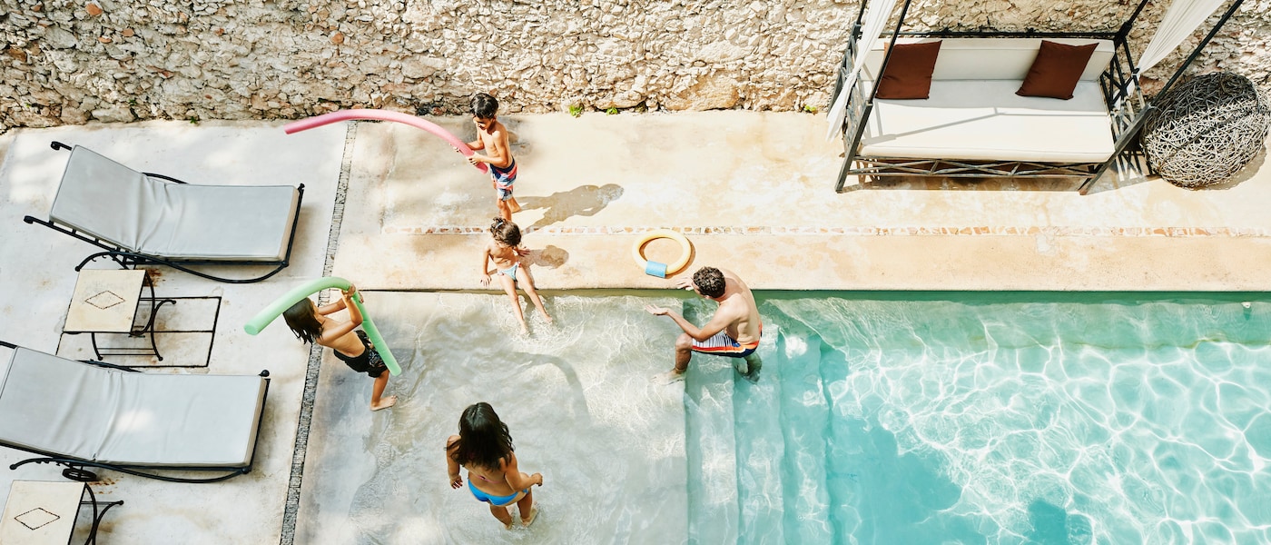 La famille qui joue dans une piscine