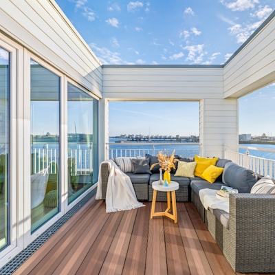 Lichtdurchflutete Villa direkt am Wasser