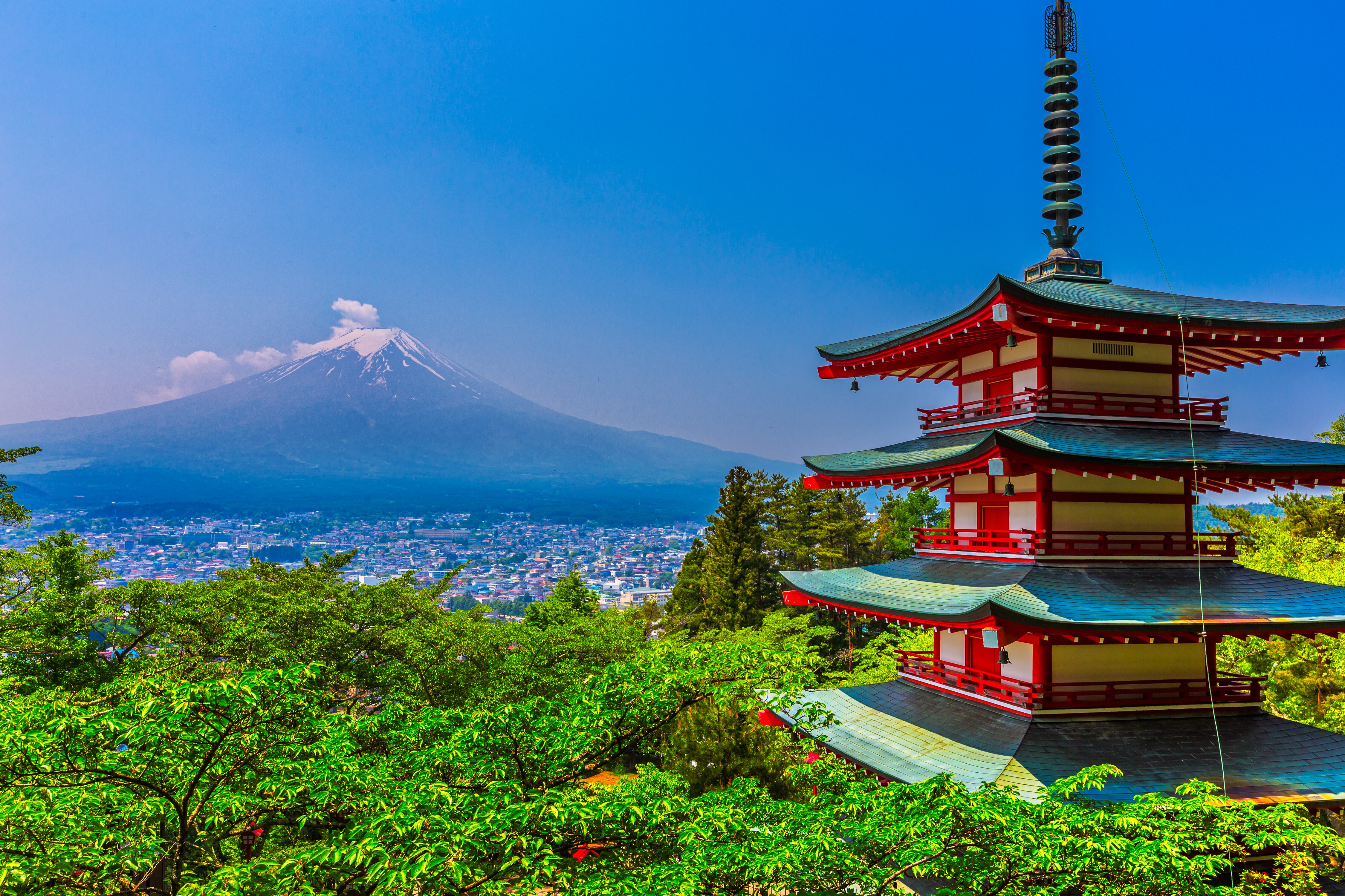 Chureito Pagoda with beautiful mount fuji in the background in clear sky day in Arakurayama-Sengen Park, Japan