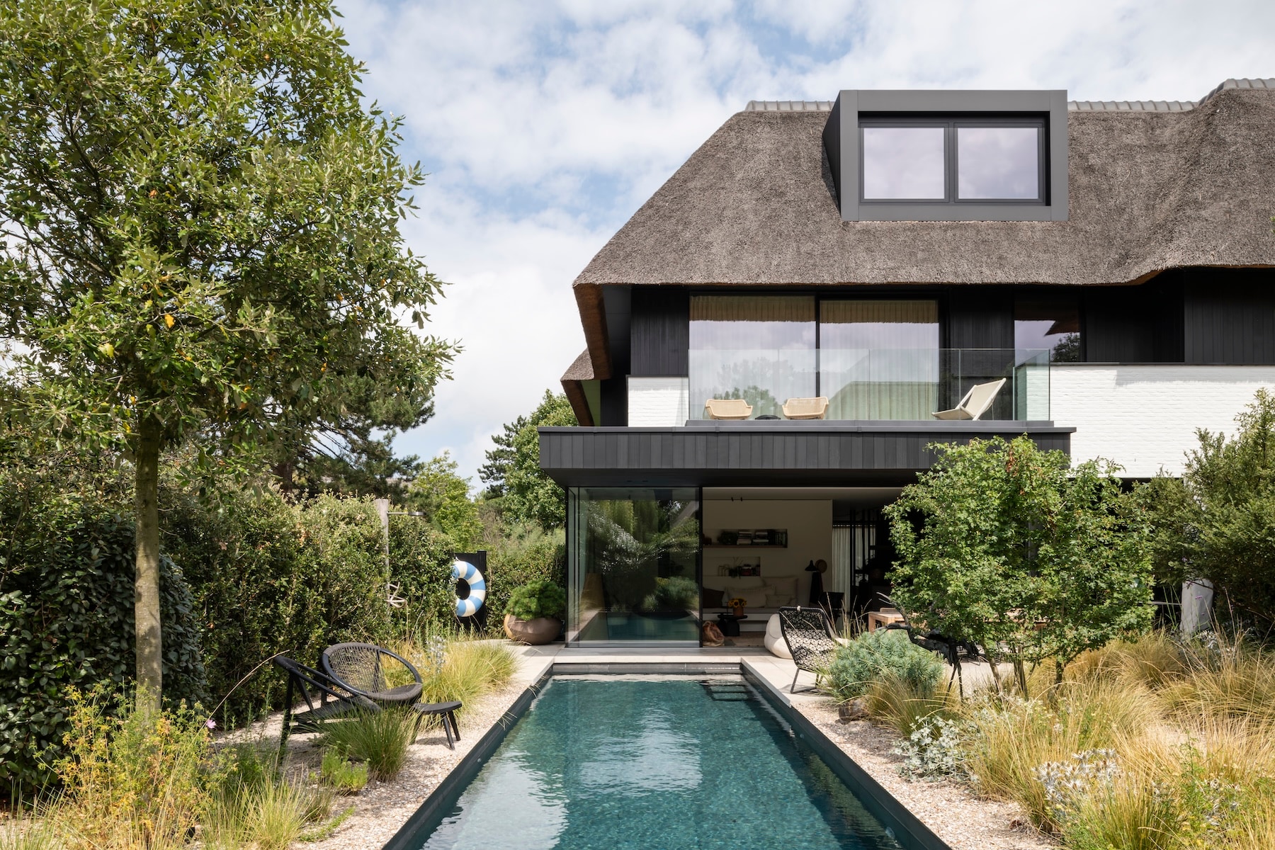 Außenansicht eines modernen Hauses mit Pool